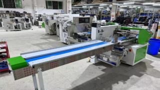 Máquina Flow Pack para bolos e espetos de arroz